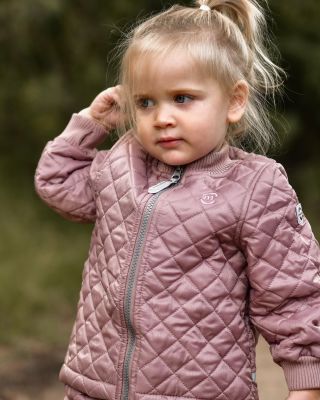 Wenn Kinder die Welt entdecken, brauchen sie Kleidung, die mitmacht. Barfuß durchs nasse Gras rennen, auf Steine klettern,...